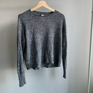 Stickad tröja -  Tunn stickad tröja från HM i storlek M, bra skick. Skriv om du är intresserad eller undrar något💕