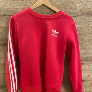 Adidas sweatshirt strl M - En oanvänd sweatshirt från adidas i strl M. Den passar även S. 170 kr inkl frakt🌸