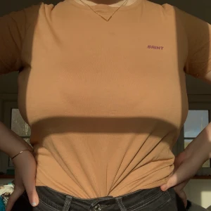 T-shirt från Na-Kd - Superfin T-shirt från Na-Kd, använd fåtal gånger. Frakten ingår i priset! 💞