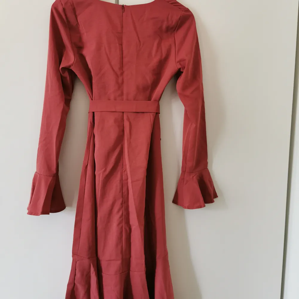 Jättefin helt ny och oanvänd klänning från Boohoo. Den är i storlek 36 (UK8) men liten i storleken så jag skulle säga att den är som en XS/34. Nypris 450 kr. . Klänningar.