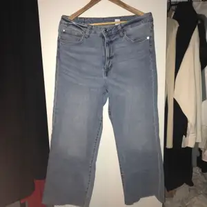 Highwaist jeans med vida rå byxben från H&M, endast testade strl 44. Mötas upp/frakt Sthlm/Gävle Pris kan ändras vid snabbt köp