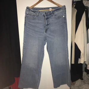 H&M jeans raw - Highwaist jeans med vida rå byxben från H&M, endast testade strl 44. Mötas upp/frakt Sthlm/Gävle Pris kan ändras vid snabbt köp