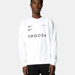 Nike  - En nike SWOOSH tröja, har använt den fåtal gånger och är som ny! Säljer den då jag inte använder den!💜💜 det är köpt på junkyard och på herr, men kan användas för tjejer också!💜