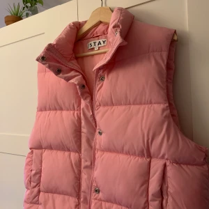 Rosa pufferväst - Säljer min rosa pufferväst som jag inte får till användning. Knappt använd och sista bilden passar bäst till dens färg irl. Om många skulle vara intresserade blir de budgivning!✨🍄