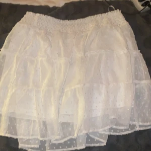 Kjol - Vit fin kjol från shein i storlek M men stor i storleken därför säljes den aldrig använd. (Frakt tillkommer)