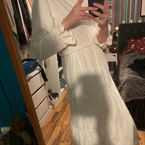 Fin vit morgonrock  - En fin vit näst intill oanvänd morgonrock. Har fina silvriga detaljer på ryggen. Kommer inte ihåg vart jag köpt den. 