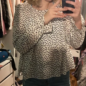 Vit söt topp med svarta små blommor - Köpte den i somras men har tyvärr aldrig kommit till användning. Man ser inte jätte bra på bilderna, men dom svarta prickarna är små söta  blommor