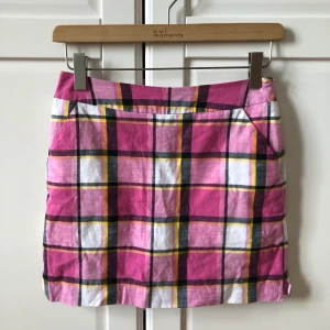 Byxkjol 2000-tal - Jättefin byxkjol från Loudmouth! Två fickor framtill och en baktill. Storlek UK 6, motsvarar en S. Typisk 2000-tals kjol!