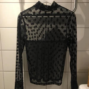 Mesh topp - Meshtröja från Vila i mycket fint skick. Använd enstaka gång. Har klippt bort lappen. Frakt ingår! 🌟
