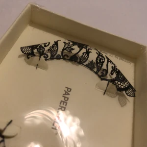 Lösögonfransar - Lösögonfransar gjorda i papper i ett vackert spetsmönster! Aldrig använda och obruten förpackning. Packas varsamt. 