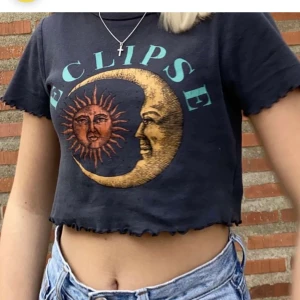 Crop top - Säljer min jättefina top från UrbanOutfitters! Använde den i kanske ett år. Köptes i NewYork och är rätt svår att hitta tror jag. Köptes för 179kr och säljes för 100💞 ”Defekterna” på den ska va där o se ut så,👍🏻