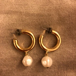 örhängen!!! - fina guldiga örhängen med en pärla på som jag köpte på H&M,, 