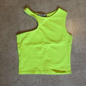 Neon topp - Gul neontopp från Pull & Bear i toppenskick, använd max 2 gånger. Strl S men är rätt stretchig! 