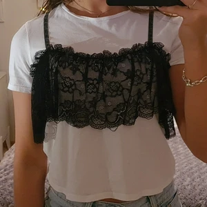 T-shirt Zara - Trendig vit t-shirt med svart spets utanpå ifrån Zara🤍 Använd fåtal gånger så i mycket fint skick! Sitter bra på mig som har S.