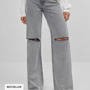 90’s jeans  - Super snygga och endast provade jeans! Säljer pga att dom tyvärr var för små för mig då ja har ganska breda höfter. Jag är runt 155cm och dom satt nästan perfekt i längden. Ny pris var för mig 500kr då ja beställde jeansen, men säljer för 200 eller högsta bud💖 Frakten betalas av köparen