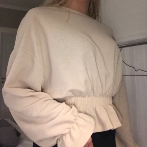 Beige tröja från ginatricot  - Beige tröja med resår vid midjan och handlederna från ginatricot. Användt fåtal gånger och därmed i mycket bra skick. Köptes för 349kr för ett år sedan<3 (köparen står för frakten)💛