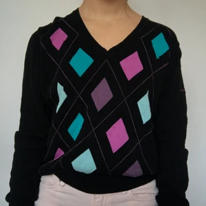 Argyle tröja - Populär argyle tröja. Fyndad second hand. Passar till mycket. Skriv privat vid intresse. Köpare står för frakten. Visas på en s