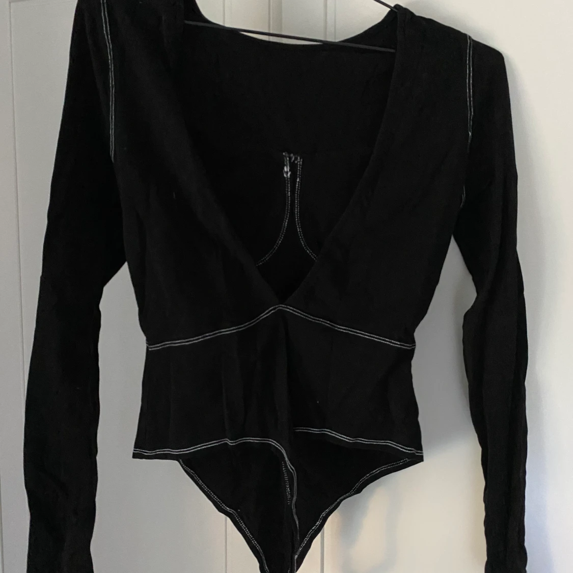 Frän, svart body med kontraststygn från Nelly - 90