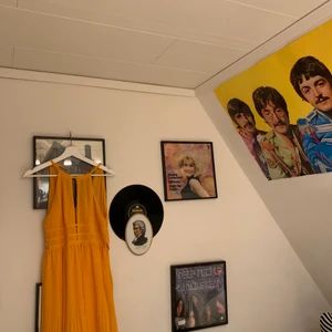 Dress - Gul klänning med lappen kvar! Cool med en snygg skärning! Strl. 40 🤩