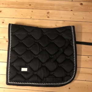 ES DRESSYRSCHABRAK - Säljer ES dressyrschabrak strl Full perfekt skick. 500kr + ev frakt / mötas upp i Uppsala . Finns fler bilder vid intresse