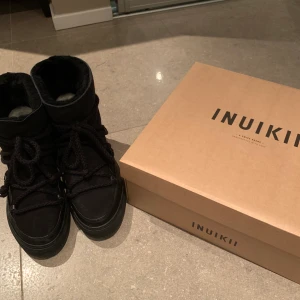 Svarta Inuikii  - Säljer ett par svarta Inuikiis. Använda ett fåtal gånger i mycket bra skick. Nypris 2690kr