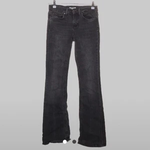 zara jeans - fina zara jeans😋 storlek 36 men skulle säga 34:) lågmidjade/midwaist! för små för mig tyvärr