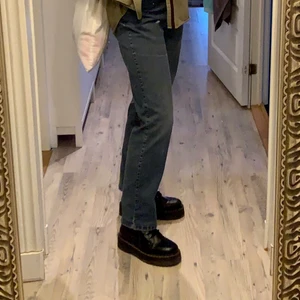 Vintage jeans, XS-L - Säljer dessa halvt oversized jeansen köpa på Humana, bra i längden på mig som är 173cm men ganska loose i midjan därav att storleken är från XS-L beroende på hur loose man vill att dem ska sitta. Swipe för mer info 🌟 