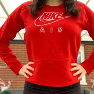 Nike tröja - Cool röd tröja från Nike, knappt använd. Väldigt varm och mysig, perfekt för den kommande vintern🥰🥰 Frakt ingår ej men kan mötas upp om ni vill det!✨✨