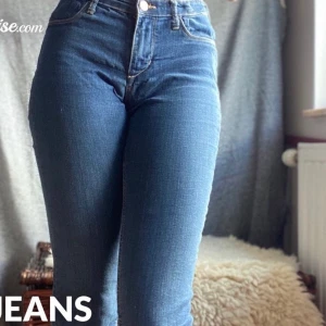 Två par jeans! - Köp båda för 80kr eller 1 för 50, dem svarta har hål på knät