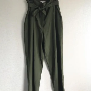 Byxor med snöre  - Byxor med snöre i midjan! 