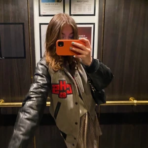 Versity jacka  - Sjukt cool versity jacka. Många positiva kommentarer har jag fått när jag har haft på mig den. Säljer den nu på grund av att jag köpt en ny liknande och känner inte att jag behöver två. Köpt på beyond retro. Pris kan diskuteras. 