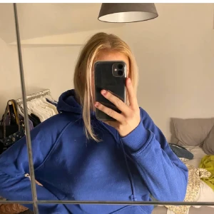 Bikbok hoodie  - Lånade bilder, men säljer denna blå hoodie från bikbok i storlek XS. Jättefin blå färg säljs inte längre på bikbok lite nopprig men annars jättebra skick💜💜