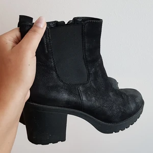 Vagabond Grace boots - Skaffa dig dessa klassiker boots från Vagabond i vinter! Grace modellen i svart mockaskinn. Köparen står för frakt.