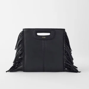 Maje väska - SVART. säljer min lilla svarta maje väska som är samma storlek som den röda på bild 2. Nypris 2200kr och den är aldrig använd då ja har flera majeväskor. 1500kr+ frakt. Pris kan diskuteras