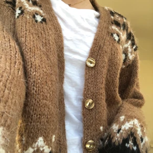 Kofta Zara  - Säljer min jätte mysiga och snygga kofta från zara! Tror ej den sälj längre och har aldrug riktigt kommit till användning! Passar till allt och är jätte mysig och skön!🤎🤎