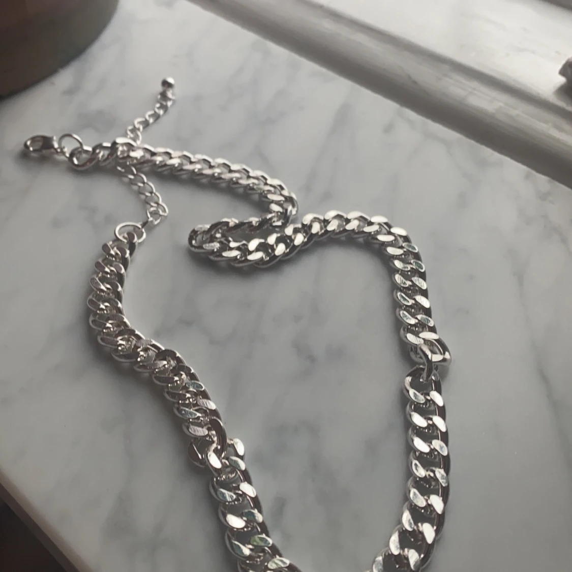 Superfint silvret halsband med kjedjor  - 91