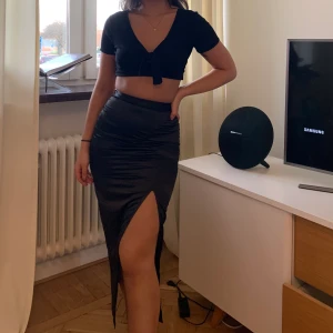 Satinkjol - Riktigt snygg längre satinkjol med slits! Sitter ordentligt i midjan och framhäver ens former som bara den. Utrop:180kr exl.frakt