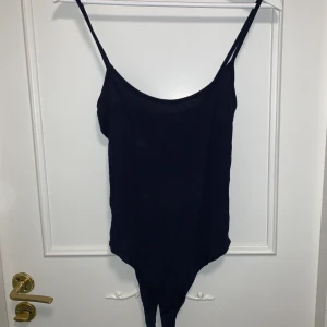 Body från Boohoo, str S - Skön body från boohoo, använd fåtal gånger pga inte min stil. 🌟🌸 