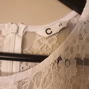 Klädning - Aldrig änvandt, lätt och luftig