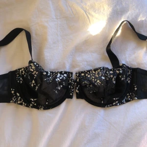 Victoria secret bh - Säljer världens finaste bh från Victoria’s secret. Helt oanvänd så nästan som ny. Köpt för 700kr i NY. Storlek 34D/E75💗 frakt tillkommer⭐️⭐️ högsta bud 200kr