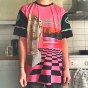 Vaporwave t-shirt - En gammal favorit! Köpt från the real del vaporwave clothing brand Vapor95 i USA. Galet bra material, skit fin tröja. Passar snyggt över en svart hoodie. Lägg bud! 😊