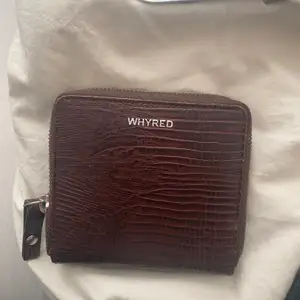 Väldigt stilren mörkröd/brun Whyred plånbok med många fack inuti! 