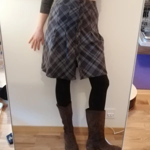 Rutig skolkjol Stockholm LM - Snygg rutig kjol från Stockholm LM (M&Q). Knäpps med knappar framtill. Frakt tillkommer. 