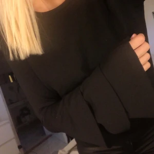 Fin tröja med volang på ärmarna! - Oanvänd tröja från NAKD med volang i ärmarna. Strl S