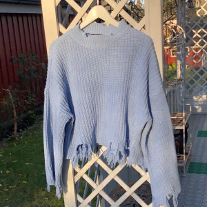 Stickad tröja  - Ljusblå stickad tröja ifrån Ginatricot, använd en gång! 