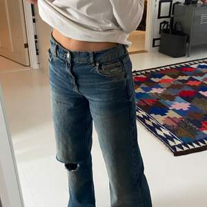Jättefina midrise jeans från zara. Som nya! De är långa så passar folk som är 168+ (själv 172) Säljer på grund av att jag har flera av samma par💓