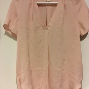 Rosa blus strl 32 - Fin rosa blus i silkigt material. Storlek 32
