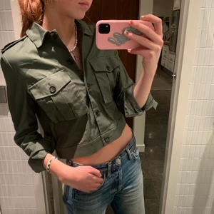 Topp - En croppad jacka från h&m som även kan användas som en cool topp! 