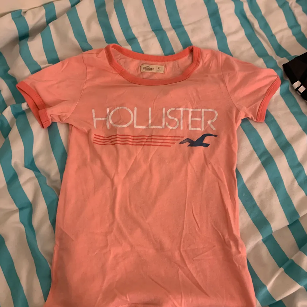 Rosa hollister tröja, xs, bra skick. T-shirts.
