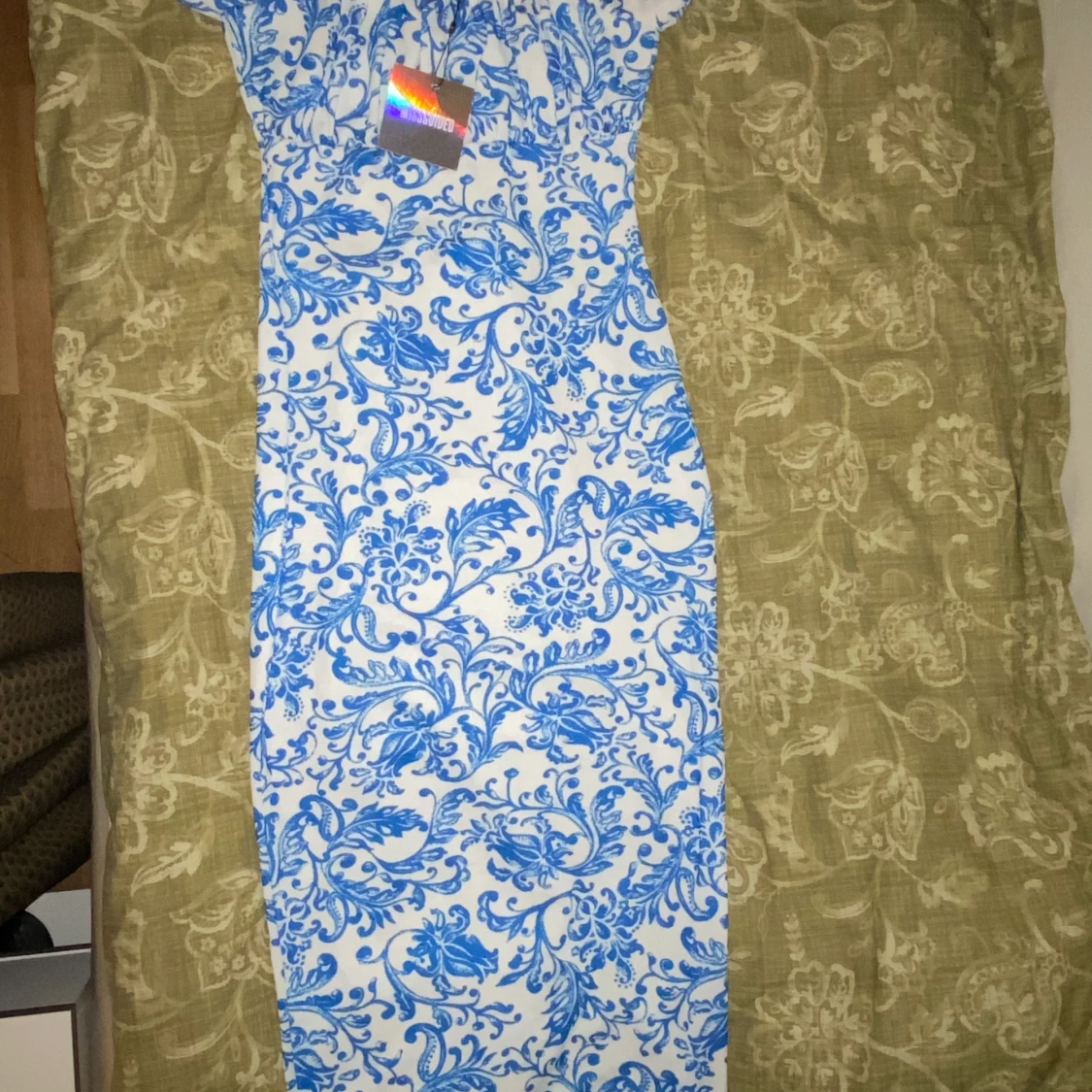 Tajt medellång blå vit mönstrad klänning stl 40